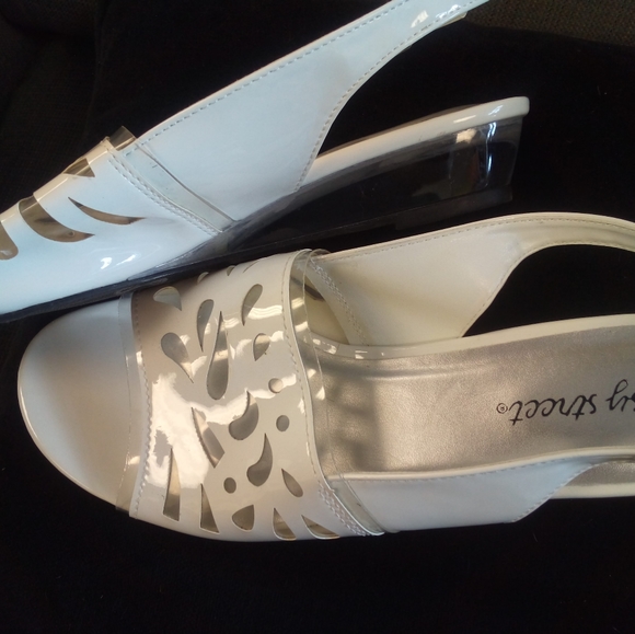 Easy Street white slingback dress sandals 9W NWOT - Picture 4 of 5
